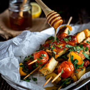 Voici une petite recette végétarienne : des petites brochettes de halloumi au miel et aux herbes fraïches !