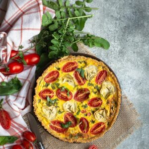 Voici une recette de quiche sans pâte, avec un fond au quinoa et un bel appareil aux artichauts, tomates cerises et parmesan ! Cette recette est végétarienne