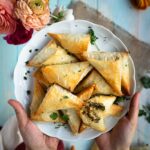 Si vous aimez les samoussas, vous allez adorer ceux-là : aux blettes, fêta et cumin ! Cette recette est végétarienne et délicieuse :)