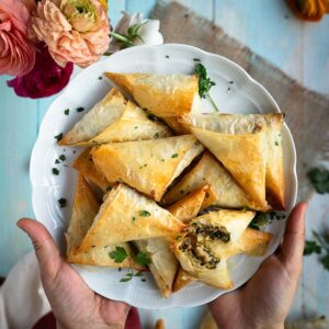 Si vous aimez les samoussas, vous allez adorer ceux-là : aux blettes, fêta et cumin ! Cette recette est végétarienne et délicieuse :)