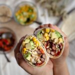 Allez, aujourd’hui, c’est burritos aux haricots rouges, maïs et avocat ! Dès qu’on me parle de haricots rouges, je pense direct à la cuisine sud-américaine ! Et j’ai tout de suite envie de citron vert, d'avocat, de coriandre, de cumin et de paprika ! Et c'est tout ce qu'on retrouve dans ces délicieux burritos !
