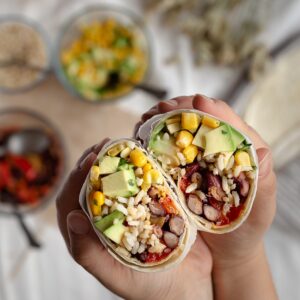 Allez, aujourd’hui, c’est burritos aux haricots rouges, maïs et avocat ! Dès qu’on me parle de haricots rouges, je pense direct à la cuisine sud-américaine ! Et j’ai tout de suite envie de citron vert, d'avocat, de coriandre, de cumin et de paprika ! Et c'est tout ce qu'on retrouve dans ces délicieux burritos !