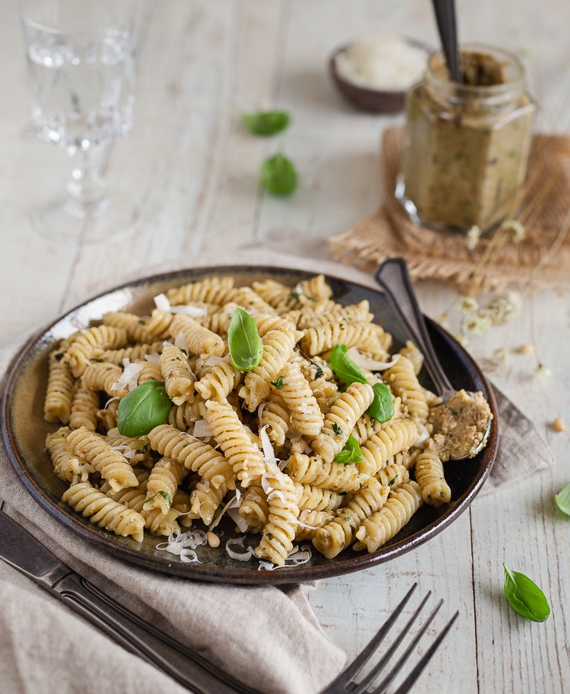 Voici une recette de Pâtes à la Crème d’Aubergine Rôtie, Basilic et Parmesan. Très simple à préparer, elle s'inspire du pesto. L'aubergine apporte un crémeux incomparable !