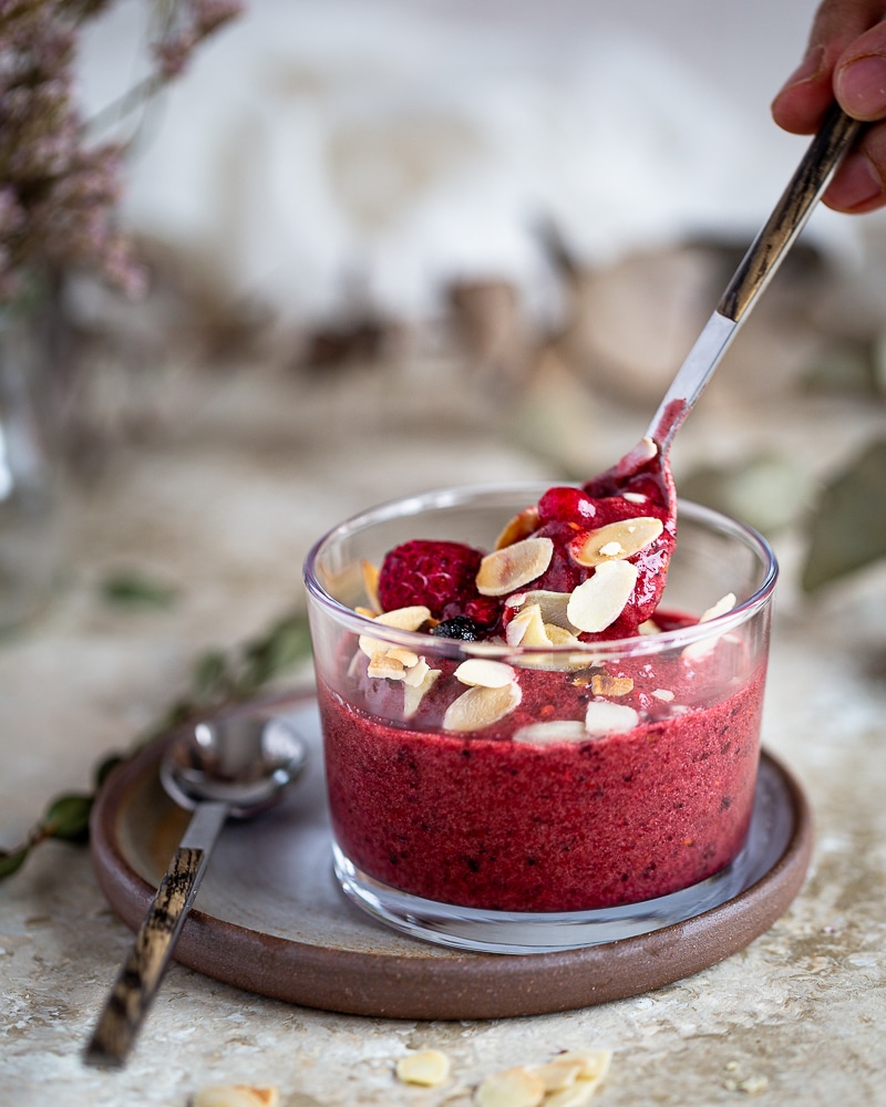 Envie d'une douceur glacée? Préparez un nice cream délicieux en 5 min avec seulement 2 ingrédients! Que ce soit au petit déj, au gouter ou encore en dessert, faites le plein de fruits en version glacée !