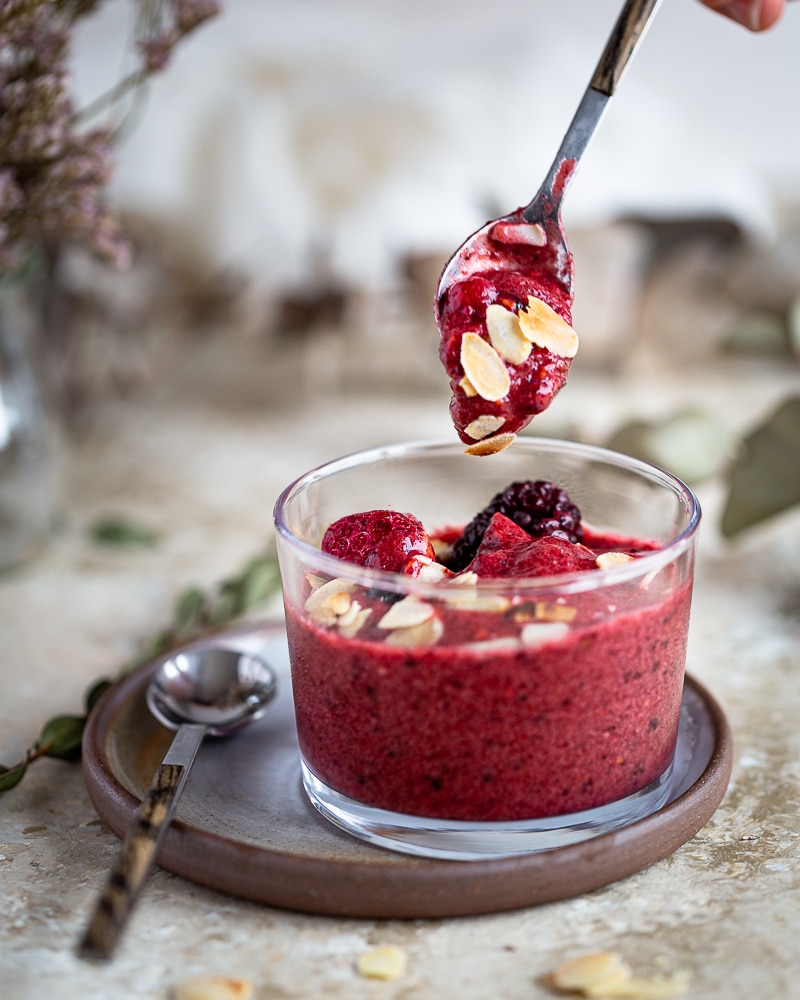 Envie d'une douceur glacée? Préparez un nice cream délicieux en 5 min avec seulement 2 ingrédients! Que ce soit au petit déj, au gouter ou encore en dessert, faites le plein de fruits en version glacée !