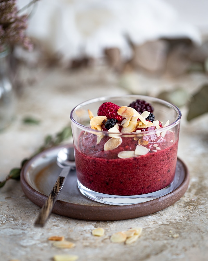 Envie d'une douceur glacée? Préparez un nice cream délicieux en 5 min avec seulement 2 ingrédients! Que ce soit au petit déj, au gouter ou encore en dessert, faites le plein de fruits en version glacée !