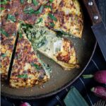 Voici ma recette de tortilla anti gaspi. elle est réalisable avec tous les légumes qui trainent dans le frigo (ou presque), et avec ou sans feta en plus !