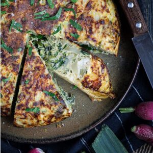 Voici ma recette de tortilla anti gaspi. elle est réalisable avec tous les légumes qui trainent dans le frigo (ou presque), et avec ou sans feta en plus !