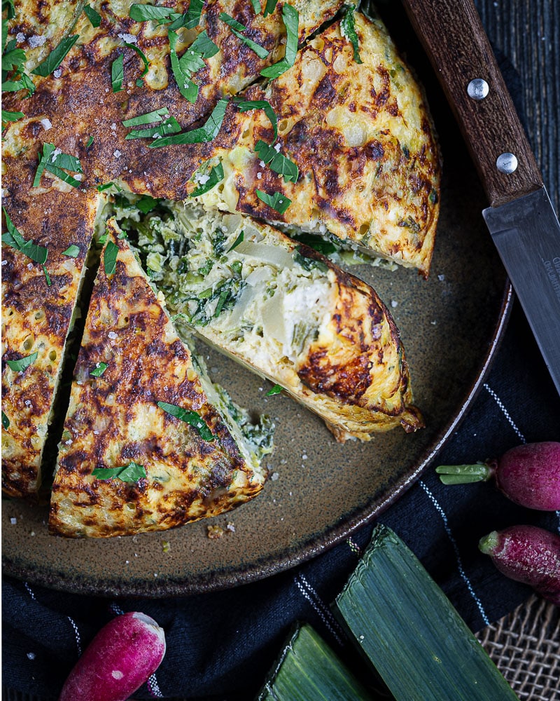 Voici ma recette de tortilla anti gaspi. elle est réalisable avec tous les légumes qui trainent dans le frigo (ou presque), et avec ou sans feta en plus !