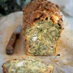 Vous aimez les blettes ? Oui, non ? Je vais vous les faire aimer !! Cette fois-ci avec un cake aux blettes, à la fêta et à la farine de pois chiche (sans gluten) !