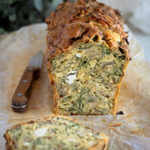 Vous aimez les blettes ? Oui, non ? Je vais vous les faire aimer !! Cette fois-ci avec un cake aux blettes, à la fêta et à la farine de pois chiche (sans gluten) !