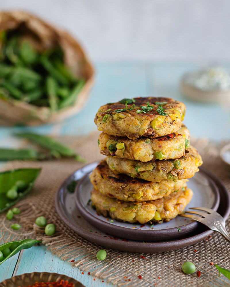 Voici une recette de galettes de pommes de terre et petits pois aux épices indiennes ! Un vrai délice vegan à faire à la maison !