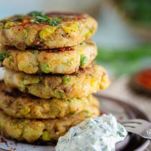 Voici une recette de galettes de pommes de terre et petits pois aux épices indiennes ! Un vrai délice vegan à faire à la maison !
