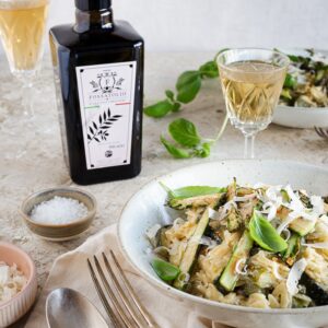 Allez, on profite encore un peu de la saison des asperges vertes avec cet orzotto aux courgettes, asperges et citron. Parfait pour changer agréablement du risotto !
