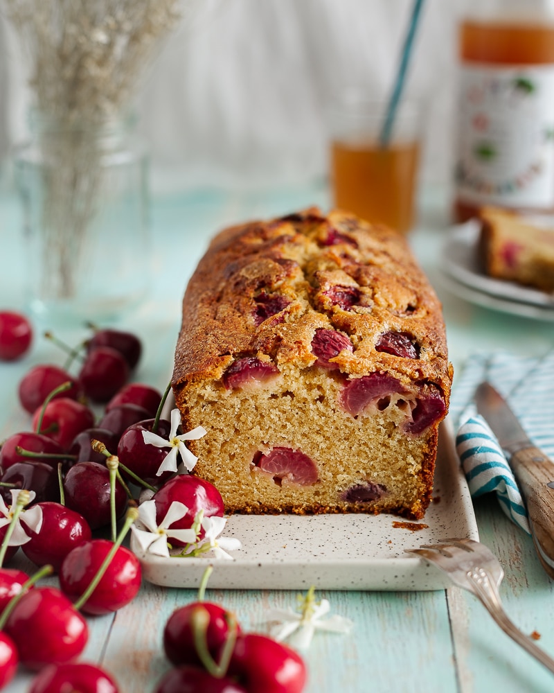 Retour en enfance avec ce cake ultra moelleux à la cerise. Une recette simple pour un résultat incroyable avec ce fruit de saison qui change des clafoutis. Vous apprécierez sa petite croûte au sucre sur le dessus.
