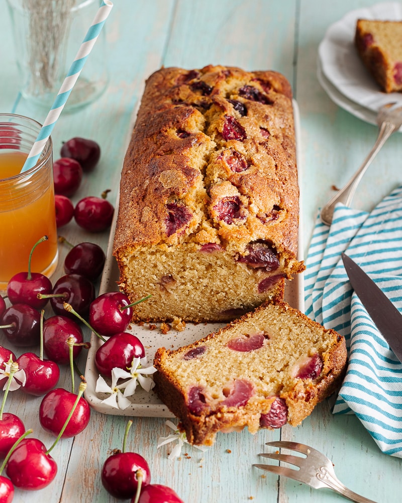 Retour en enfance avec ce cake ultra moelleux à la cerise. Une recette simple pour un résultat incroyable avec ce fruit de saison qui change des clafoutis. Vous apprécierez sa petite croûte au sucre sur le dessus.