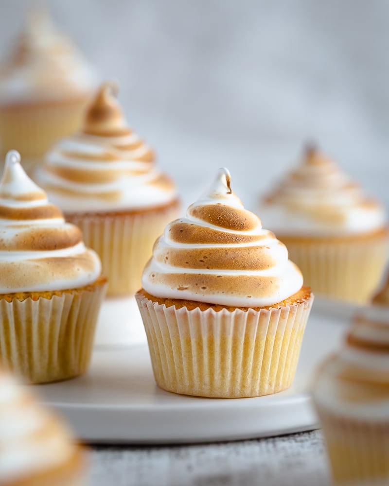 Vous êtes fan de citron meringué? Vous allez adorer la version cupcake : un cupcake à la vanille fourré au lemon curd onctueux et succulent, le tout recouvert d'un glaçage meringué . Une folie !