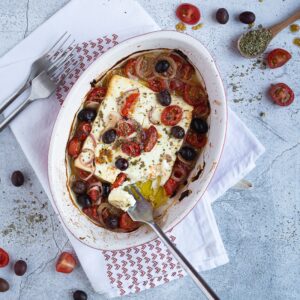 Voici une recette de fêta grillée au four aux olives et aux tomates cerises. Toute simple à préparer, c'est absolument délicieux !