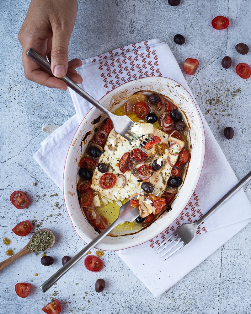 Voici une recette de fêta grillée au four aux olives et aux tomates cerises. Toute simple à préparer, c'est absolument délicieux !