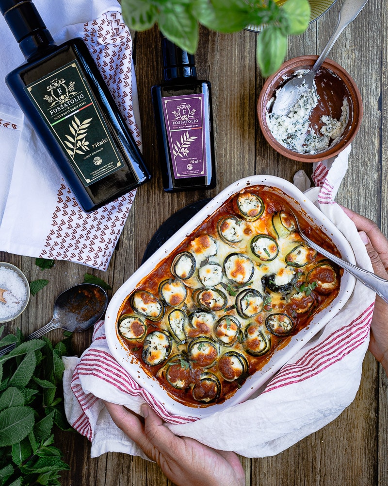 Voici une recette de roulés de courgettes aux 3 fromages, à la ricotta, fêta et mozzarella, parfaitement parfumés à la menthe fraîche !
