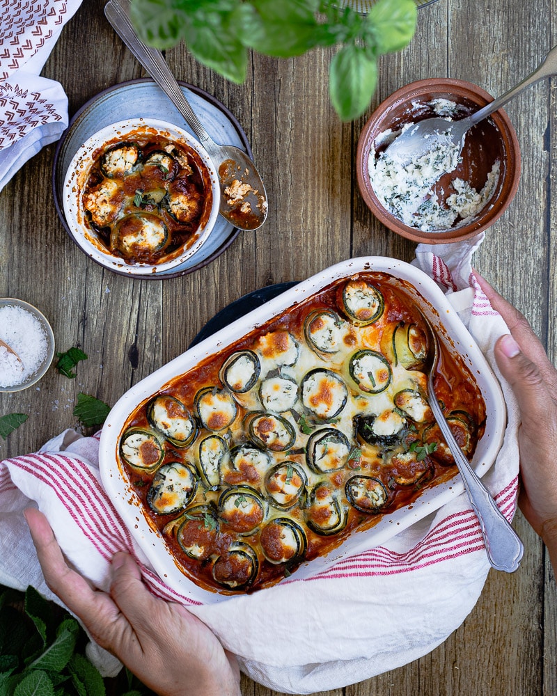 Voici une recette de roulés de courgettes aux 3 fromages, à la ricotta, fêta et mozzarella, parfaitement parfumés à la menthe fraîche !