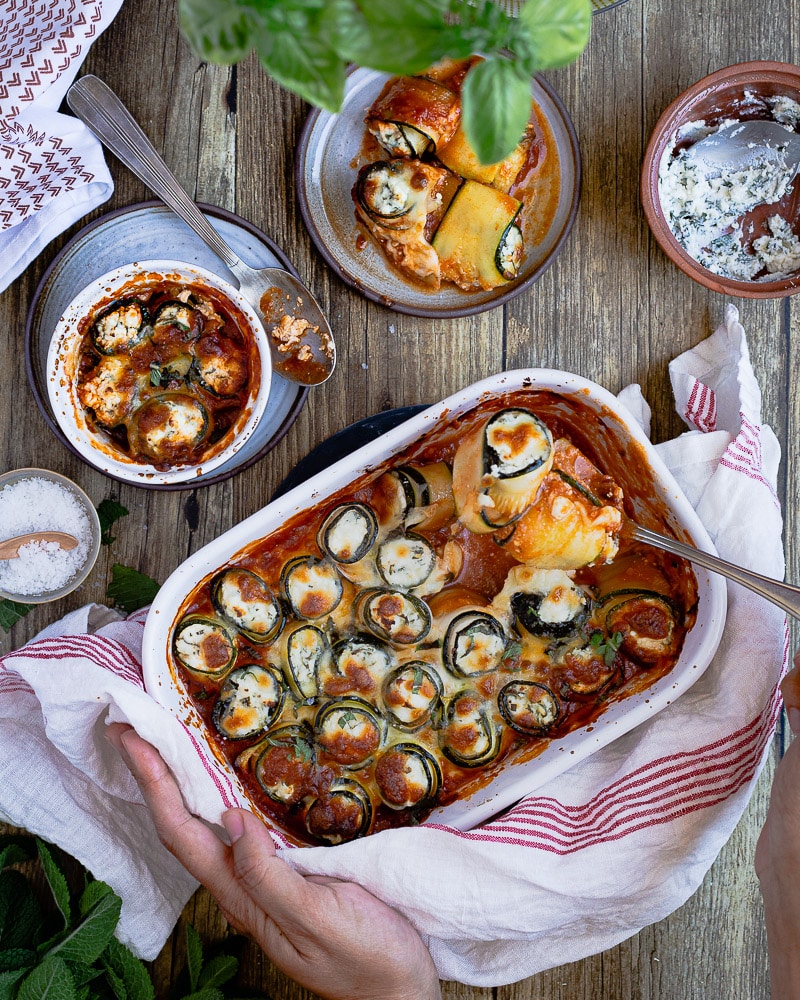 Voici une recette de roulés de courgettes aux 3 fromages, à la ricotta, fêta et mozzarella, parfaitement parfumés à la menthe fraîche !