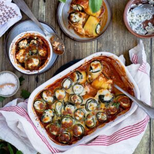 Voici une recette de roulés de courgettes aux 3 fromages, à la ricotta, fêta et mozzarella, parfaitement parfumés à la menthe fraîche !