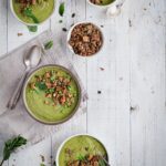 Et si on se faisait une petite soupe froide ce soir ? Voici ma recette à base de courgettes et petits pois avec son granola croustillant ce soir ! Cette recette est vegan et zéro déchet !