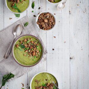 Et si on se faisait une petite soupe froide ce soir ? Voici ma recette à base de courgettes et petits pois avec son granola croustillant ce soir ! Cette recette est vegan et zéro déchet !