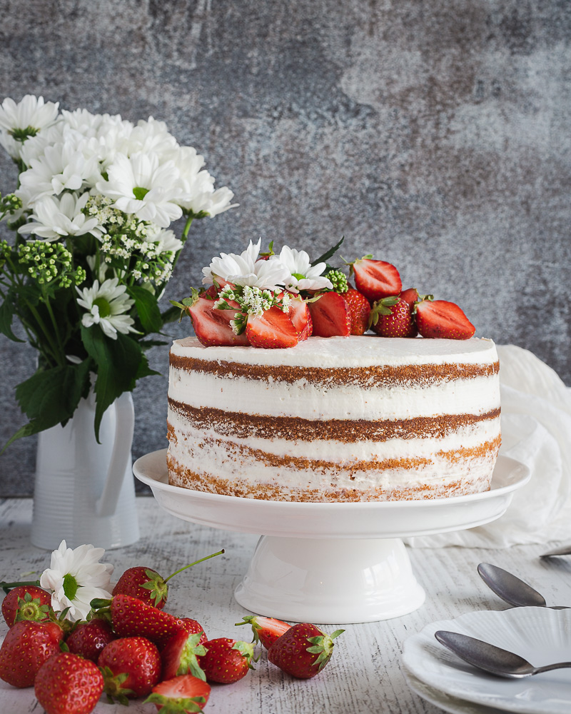 Le naked cake dans toute sa spleudeur ! Une génoise moelleuse et riche à la vanille, une compotée de fraises gourmande et une chantilly au mascarpone tout en légèreté. Amusez-vous à le décorer avec des fruits et/ou des fleurs selon vos envies.