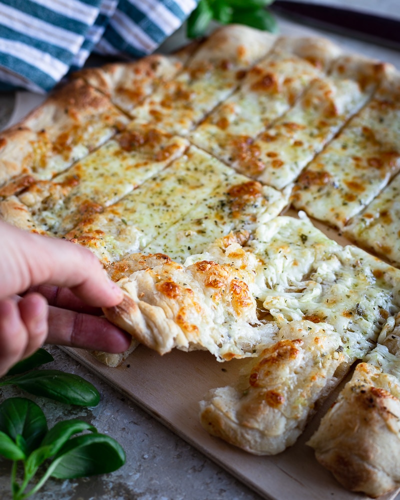 J’ai un coup de cœur absolu pour cette recette de Pain à l’Ail et au Fromage sur une Pâte à Pizza Maison ! Et découvrez mes conseils pour réussir la pâte à pizza maison :)