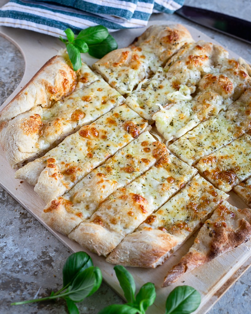 J’ai un coup de cœur absolu pour cette recette de Pain à l’Ail et au Fromage sur une Pâte à Pizza Maison ! Et découvrez mes conseils pour réussir la pâte à pizza maison :)