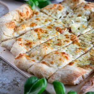 J’ai un coup de cœur absolu pour cette recette de Pain à l’Ail et au Fromage sur une Pâte à Pizza Maison ! Et découvrez mes conseils pour réussir la pâte à pizza maison :)