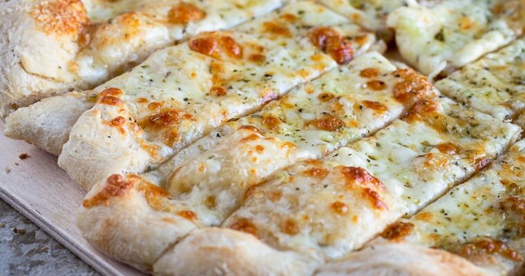 Pain à l’Ail et au Fromage sur une Pâte à Pizza Maison
