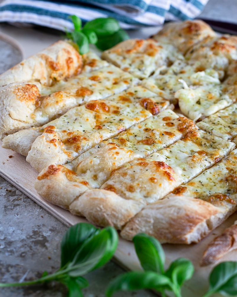 Pain à l’Ail et au Fromage sur une Pâte à Pizza Maison