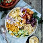 Vous connaissez ce concept de buddha bowl ? C’est une grande salade, dans laquelle on retrouve un équilibre parfait. Et surtout un apport de protéines végétales. Ici, le buddha bowl est construit autour des pois chiches. On les retrouve en houmous et dans le bol lui-même. J’ai ajouté des légumes estivaux, à la fois frais, croquants et goutus !