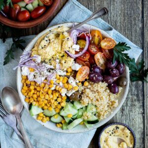 Vous connaissez ce concept de buddha bowl ? C’est une grande salade, dans laquelle on retrouve un équilibre parfait. Et surtout un apport de protéines végétales. Ici, le buddha bowl est construit autour des pois chiches. On les retrouve en houmous et dans le bol lui-même. J’ai ajouté des légumes estivaux, à la fois frais, croquants et goutus !