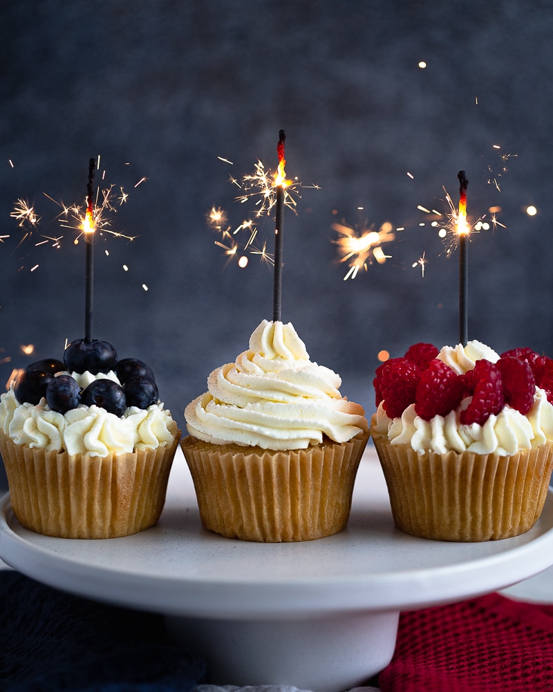 Tout simplement les meilleurs cupcakes vegan à la vanille ! Ultra moelleux, ils sont parfaits pour les anniversaires et autres célébrations. Faciles et rapides à faire.