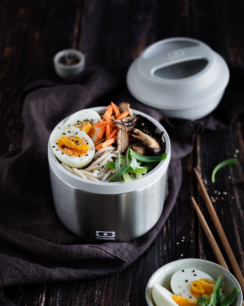  Je vous propose un Ramen Végétarien au Miso et Tahini ! J’ai utilisé une base de gingembre, ail et tahini pour apporter du goût et de la richesse au bouillon. Bien sûr, de la feuille de nori et du miso blanc (à ajouter en fin de cuisson).  Et après, une touche de vinaigre de riz et d’huile de sésame pour perfectionner le goût ! Puis, de toute façon, au-delà du bouillon, le kiffe est dans la garniture. Vous n’êtes pas d’accord ? Des œufs mollets, des shiitakés grillés à l’ail, de la cébette ! Miam miam miam 