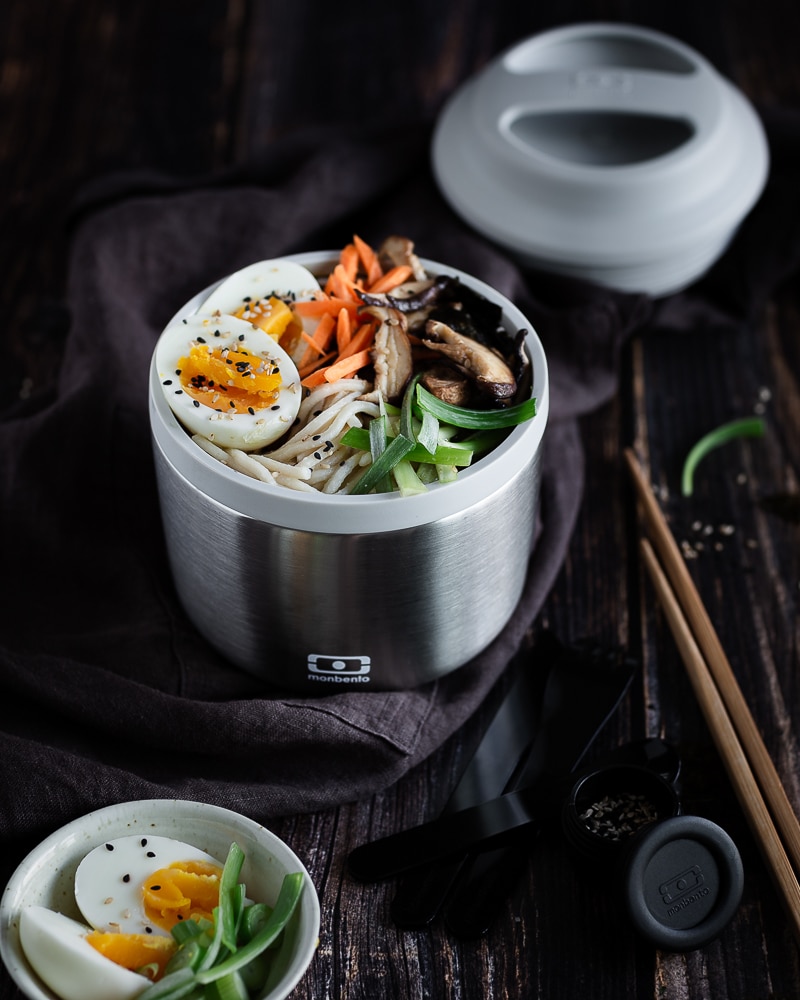  Je vous propose un Ramen Végétarien au Miso et Tahini ! J’ai utilisé une base de gingembre, ail et tahini pour apporter du goût et de la richesse au bouillon. Bien sûr, de la feuille de nori et du miso blanc (à ajouter en fin de cuisson).  Et après, une touche de vinaigre de riz et d’huile de sésame pour perfectionner le goût ! Puis, de toute façon, au-delà du bouillon, le kiffe est dans la garniture. Vous n’êtes pas d’accord ? Des œufs mollets, des shiitakés grillés à l’ail, de la cébette ! Miam miam miam 