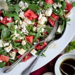 Voici mon péché mignon de l'été : la salade à la pastèque, oquette et feta ! Une salade toute simple, super fraîche, qui change des salades classiques :)