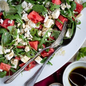 Voici mon péché mignon de l'été : la salade à la pastèque, oquette et feta ! Une salade toute simple, super fraîche, qui change des salades classiques :)