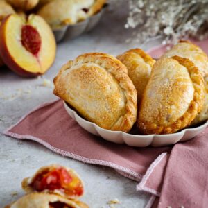Vous recherchez une petite douceur ? Cette recette de chaussons pêche-vanille est faite pour vous ! C'est parfait à déguster en dessert ou pour le goûter de enfants :)