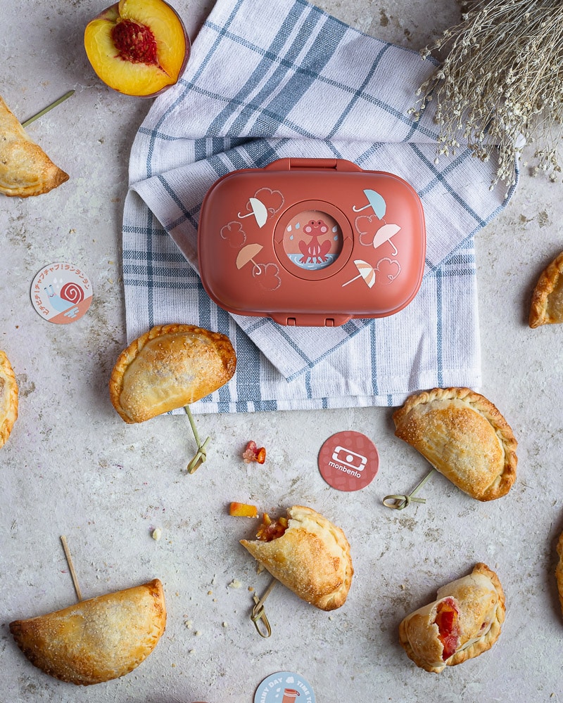 Vous recherchez une petite douceur ? Cette recette de chaussons pêche-vanille est faite pour vous ! C'est parfait à déguster en dessert ou pour le goûter de enfants :)