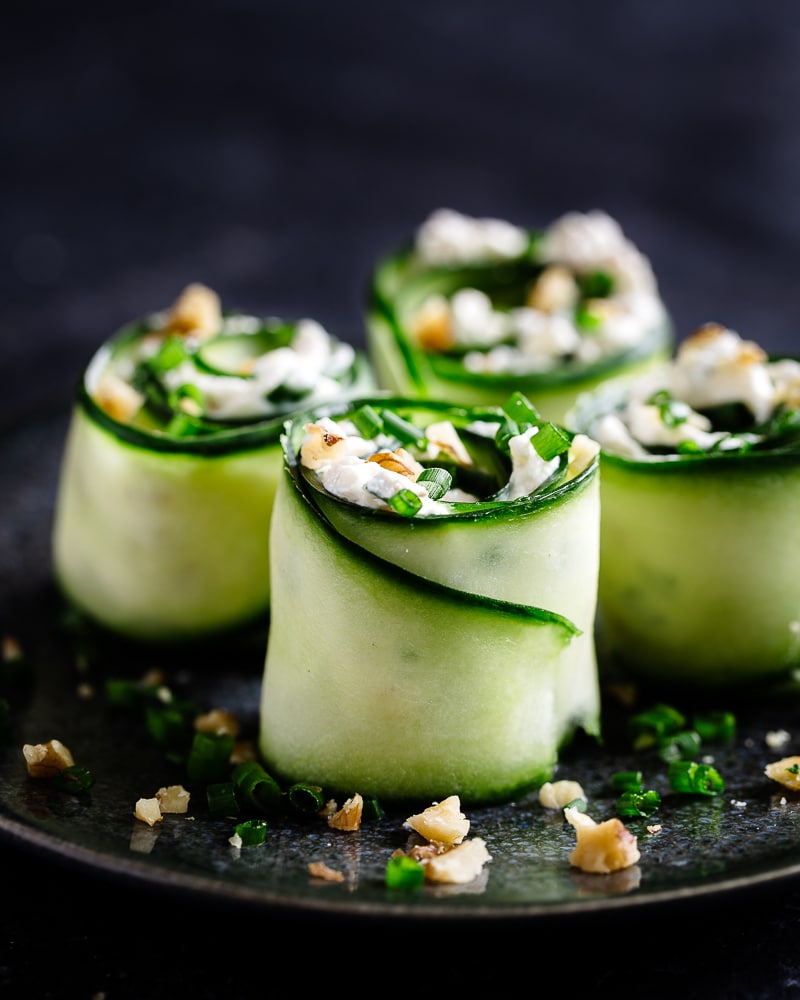 Voici une recette parfaite pour l'apéro et pour les petits ! Des roulés de concombre au fromage frais, noix et ciboulette ! Ils sont classes, pratiques et très simples à préparer ! 