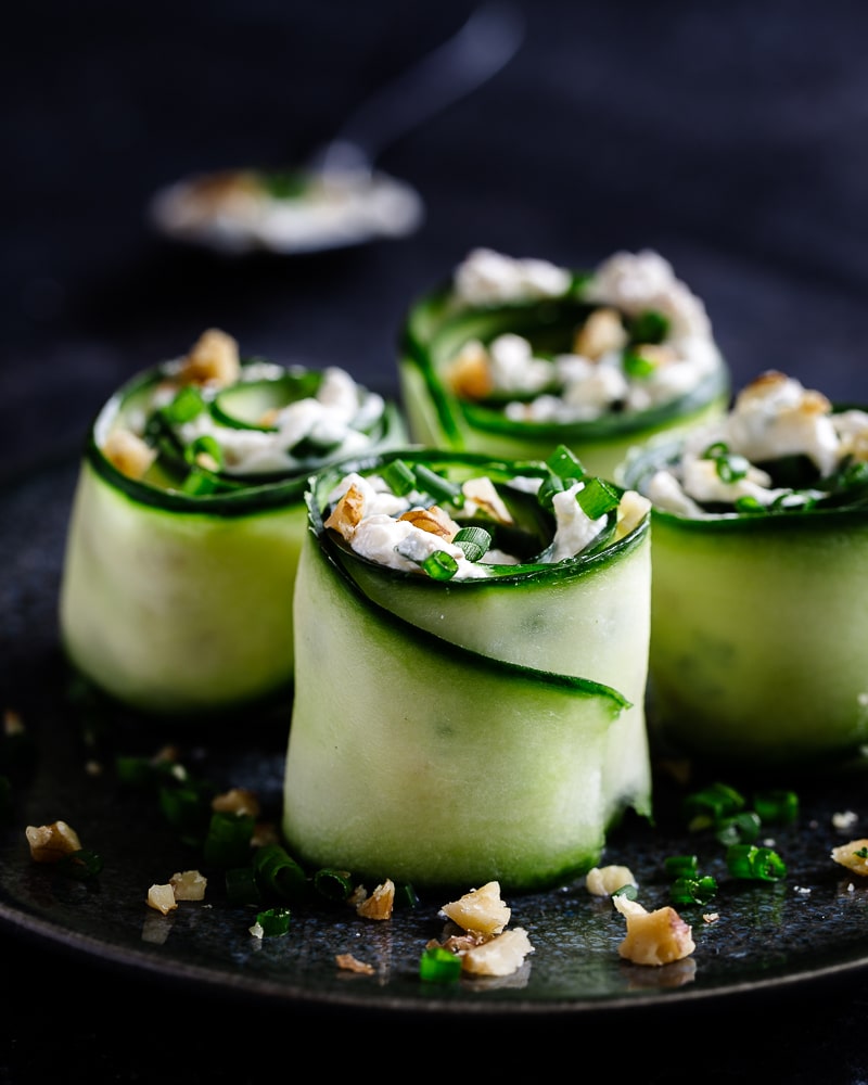 Voici une recette parfaite pour l'apéro et pour les petits ! Des roulés de concombre au fromage frais, noix et ciboulette ! Ils sont classes, pratiques et très simples à préparer !