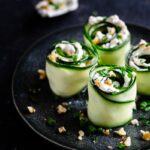 Voici une recette parfaite pour l'apéro et pour les petits ! Des roulés de concombre au fromage frais, noix et ciboulette ! Ils sont classes, pratiques et très simples à préparer !