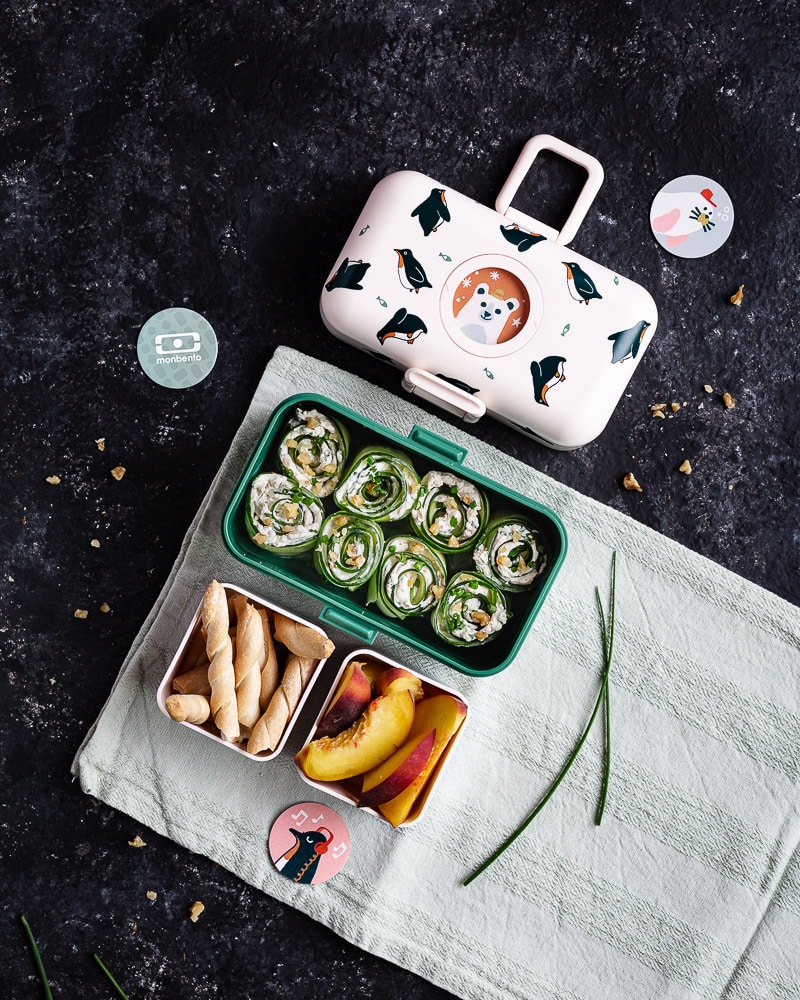 Voici une recette parfaite pour l'apéro et pour les petits ! Des roulés de concombre au fromage frais, noix et ciboulette ! Ils sont classes, pratiques et très simples à préparer ! 