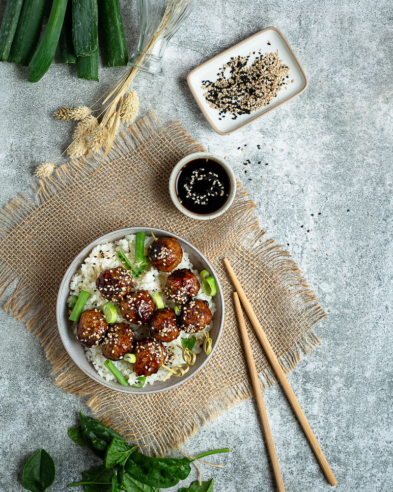 Les Brochettes de Boulettes aux Protéines de Soja Texturées. Vous connaissez ? C’est la version vegan des célèbres yakitori : les brochettes de boulettes de poulet. Et c'est un délice ! Venez découvrir la recette !