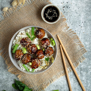 Les Brochettes de Boulettes aux Protéines de Soja Texturées. Vous connaissez ? C’est la version vegan des célèbres yakitori : les brochettes de boulettes de poulet. Et c'est un délice ! Venez découvrir la recette !